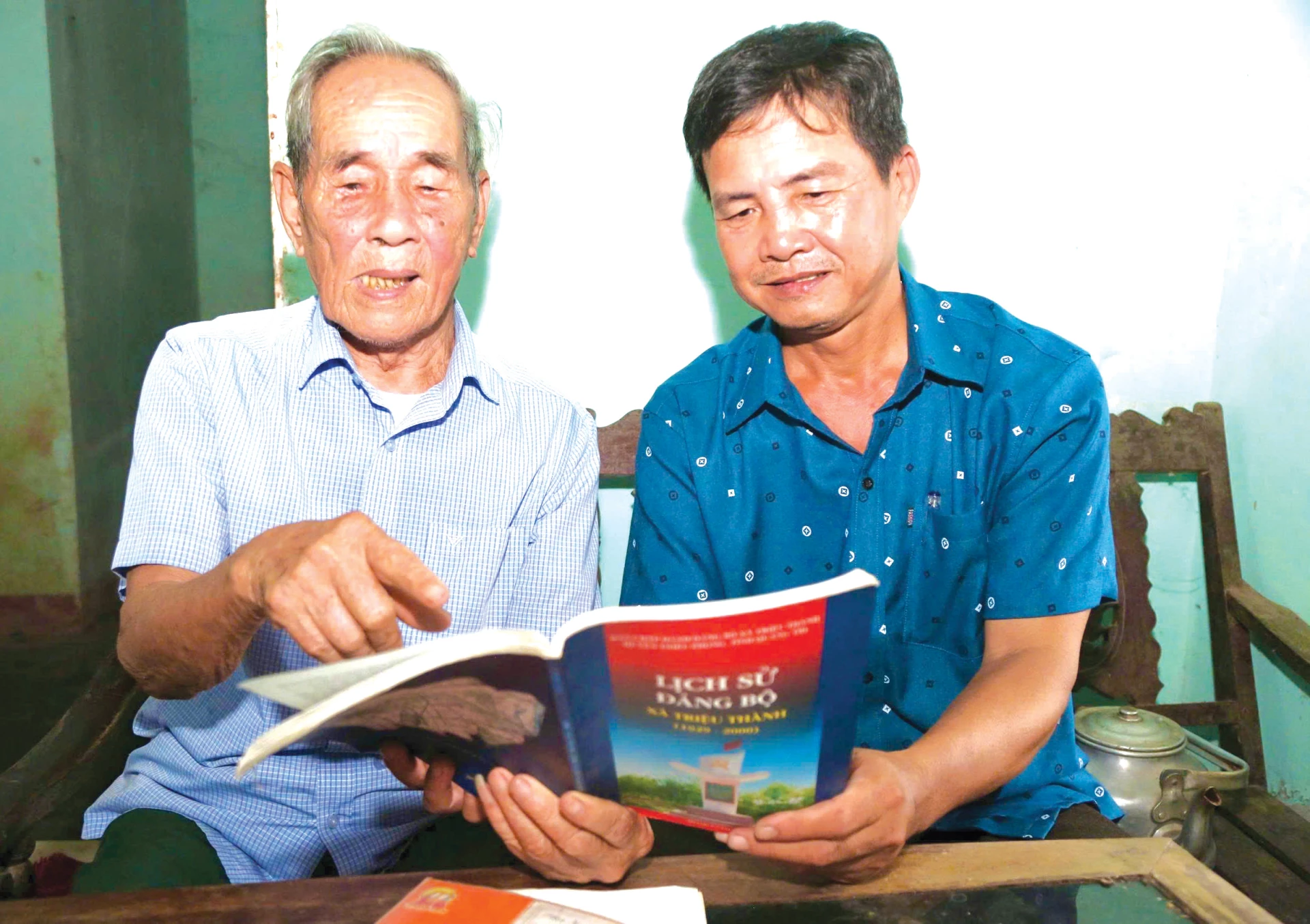 Ông Nguyễn Văn Liêu (bên trái) tự hào kể về sự ra đời của Chi bộ Cộng sản An Tiêm - Ảnh: M.Đ