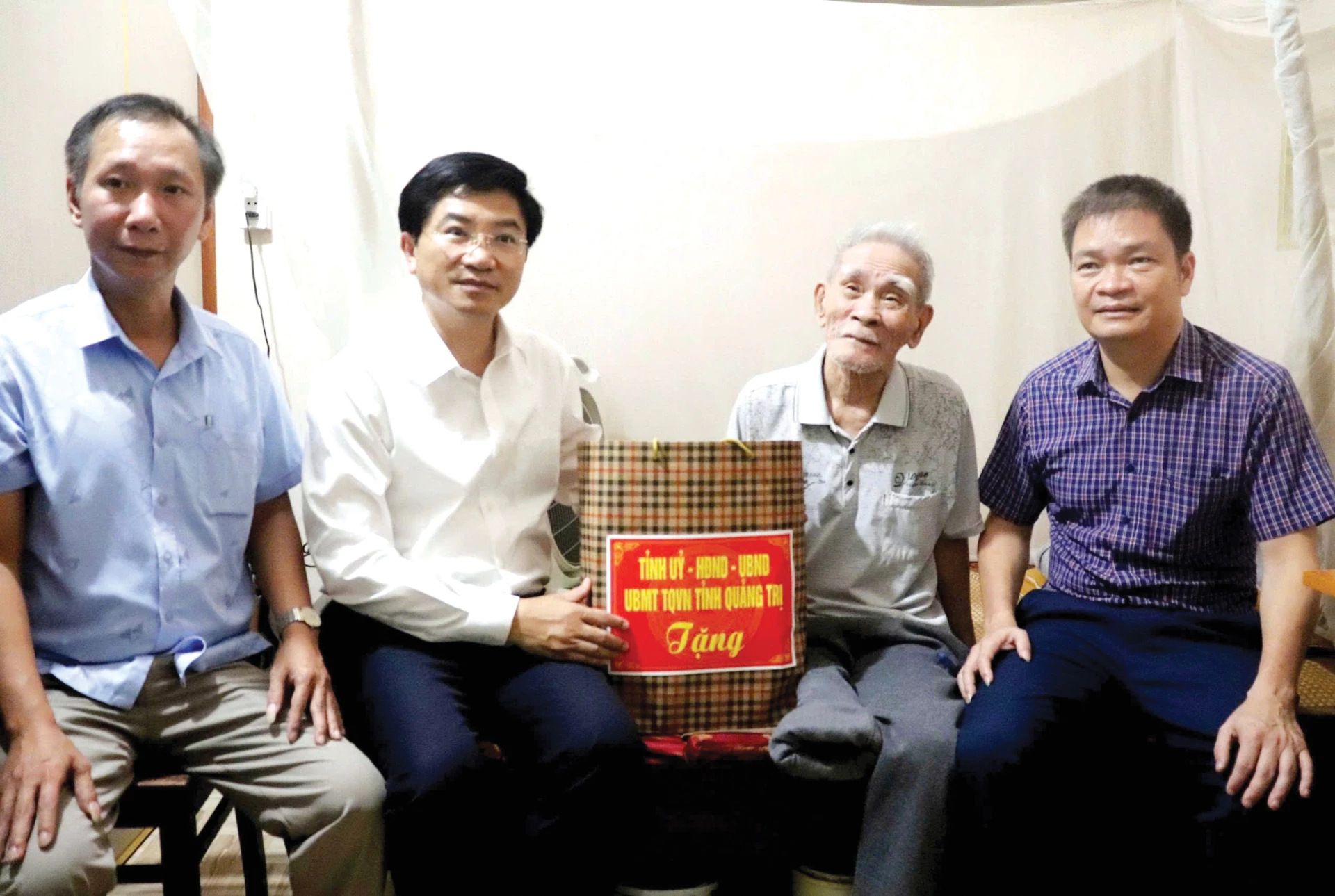 Đồng chí Trương An Ninh, UVBTV, Trưởng Ban Tuyên giáo và Dân vận Tỉnh ủy thăm, tặng quà cho gia đình người có công -Ảnh: Văn Tuyến