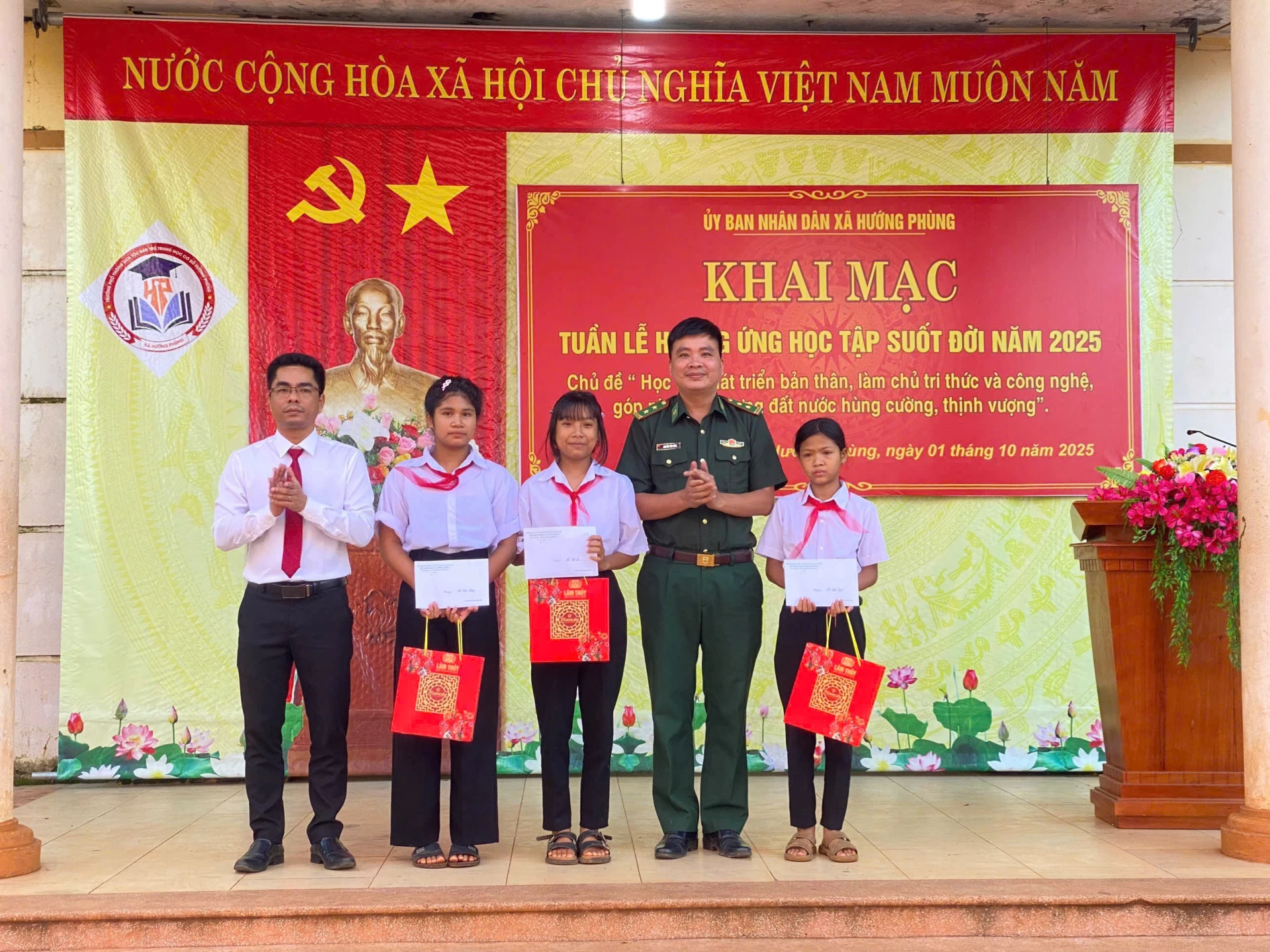 Đại diện lãnh đạo Đồn Biên phòng Hướng Phùng trao tặng học bổng cho học sinh có hoàn cảnh khó khăn trên địa bàn - Ảnh: L.T