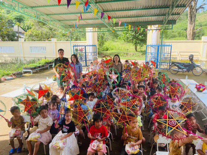 Đồn Biên phòng Hướng Phùng mang Tết Trung thu đến sớm cho thiếu nhi