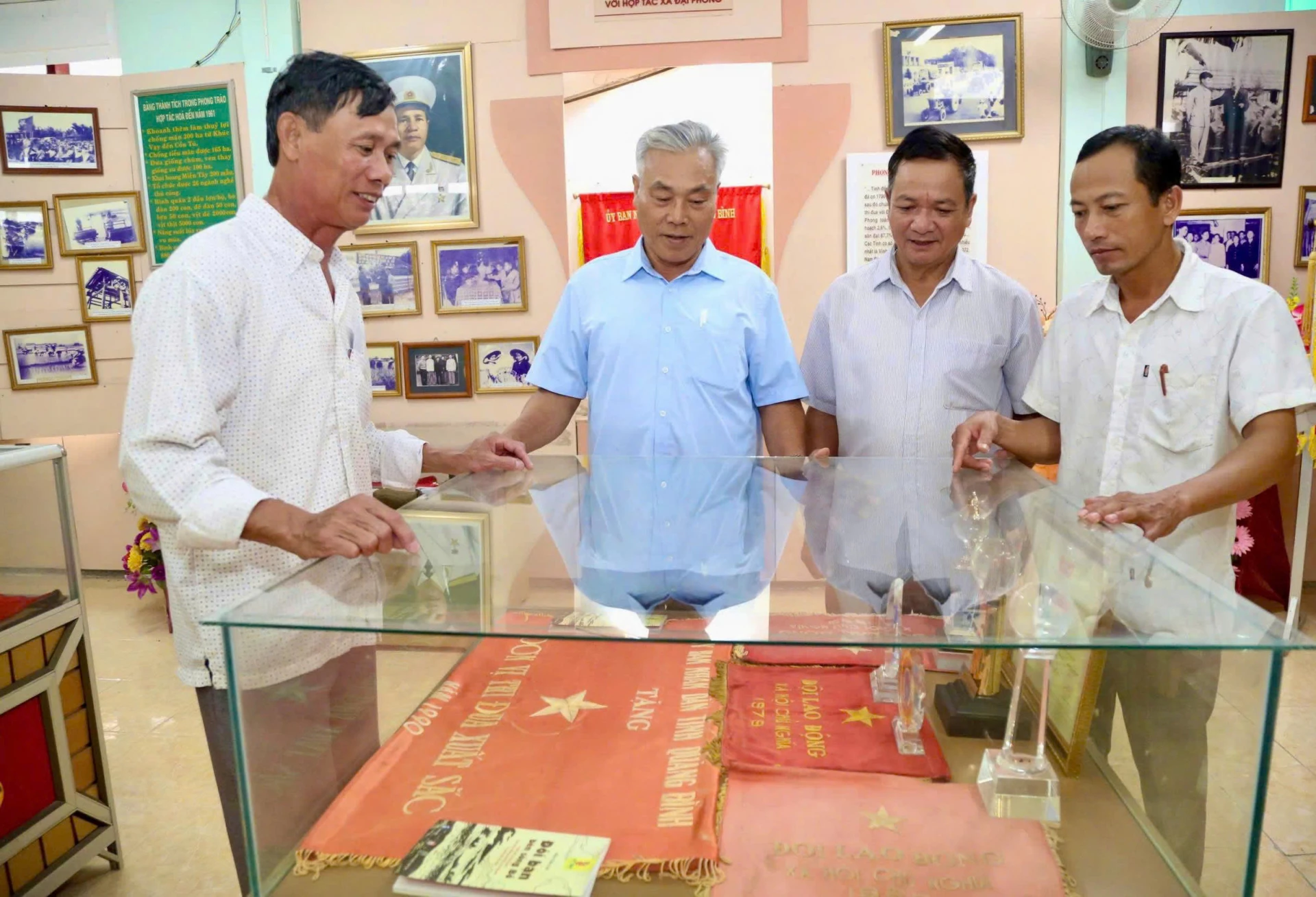 Cán bộ, xã viên Hợp tác xã Đại Phong luôn lấy truyền thống làm điểm tựa để tiếp tục thi đua lao động sản xuất - Ảnh: M.Đ