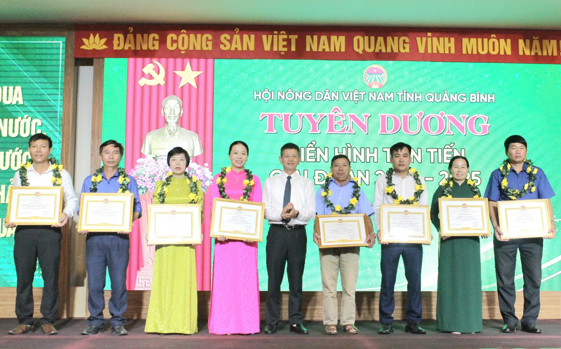 Hội Nông dân tỉnh tuyên dương các nông dân điển hình tiên tiến  - Ảnh: X.V