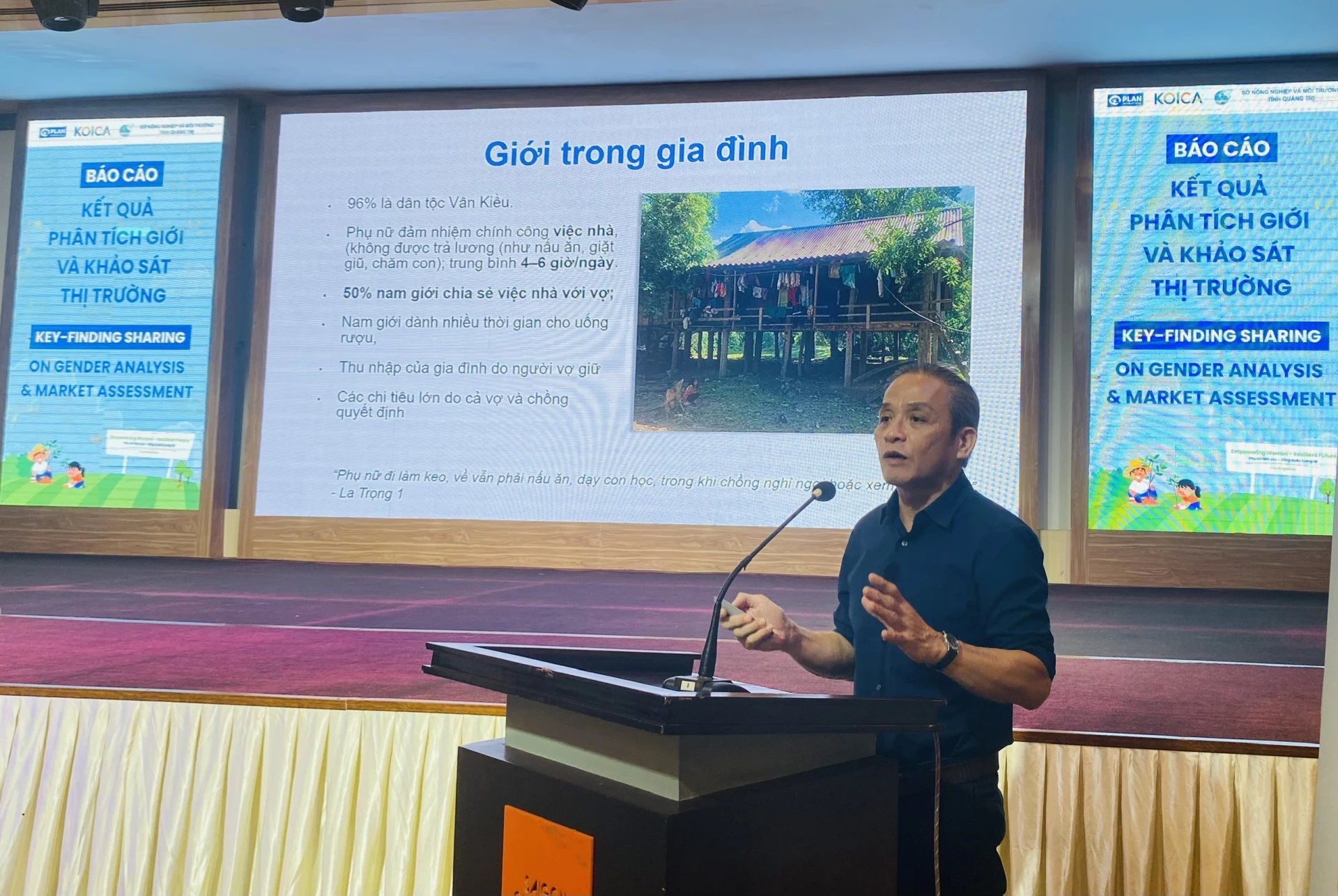 Chuyên gia của Dự án Plan trình bày báo cáo khảo sát về giới tại hai xã Dân Hóa, Trường Sơn - Ảnh: T.L
