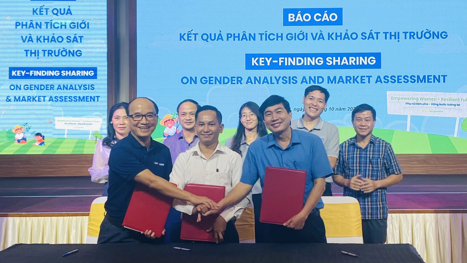 Các đơn vị ký kết biên bản ghi nhớ hợp tác trong chuyển giao kỹ thuật, liên kết thị trường các sản phẩm của Dự án - Ảnh: T.L