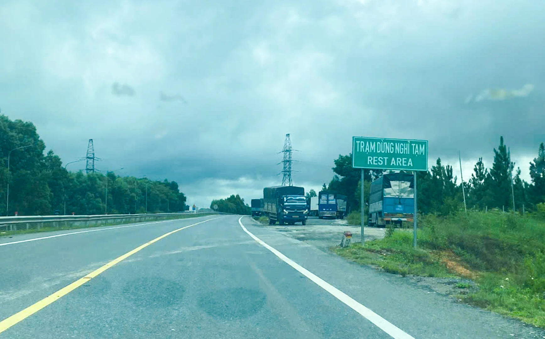 Các trạm dừng nghỉ tạm trên tuyến cao tốc Cam Lộ -  La Sơn chưa được đầu tư đồng bộ, tồn tại nhiều điểm bất cập - Ảnh: L.T