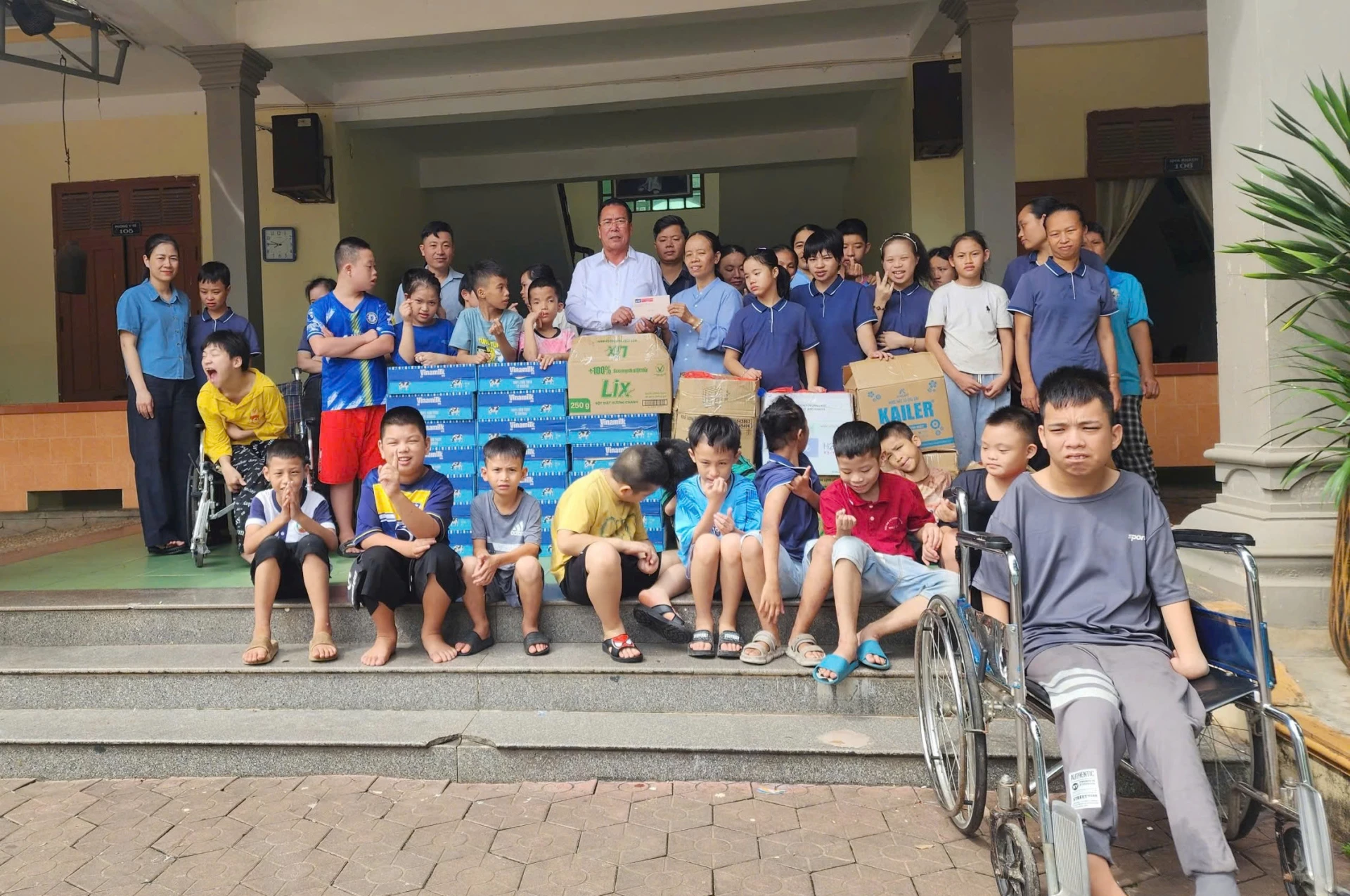 Những phần quà là nguồn động viên lớn lao cho các cháu nhỏ vượt lên nghịch cảnh.  