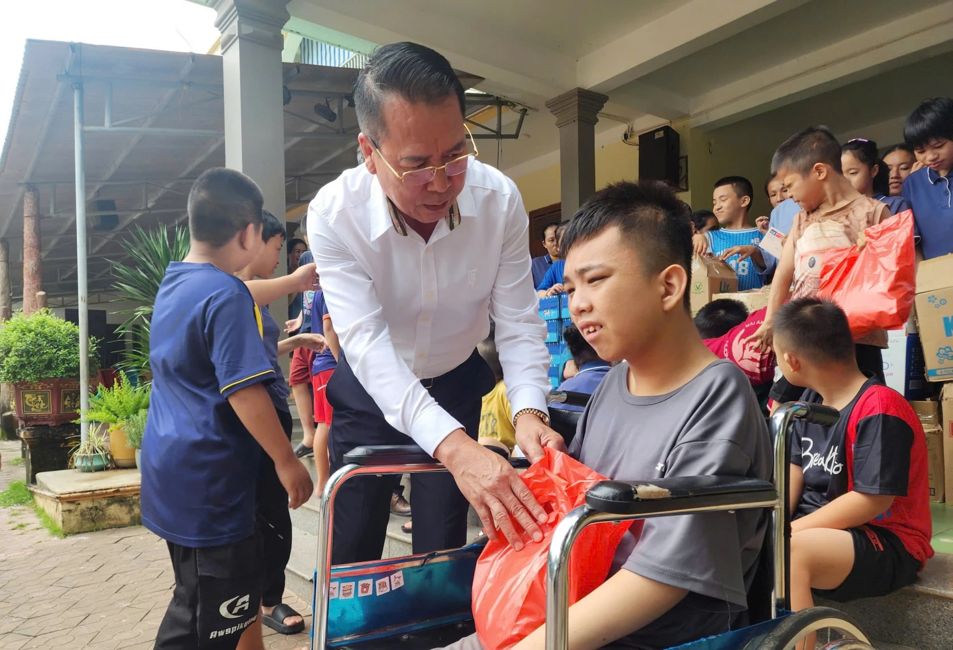 Lãnh đạo Công ty TNHH Thương mại ADB trao quà cho các em nhỏ tại Mái ấm Hy vọng Vincent.