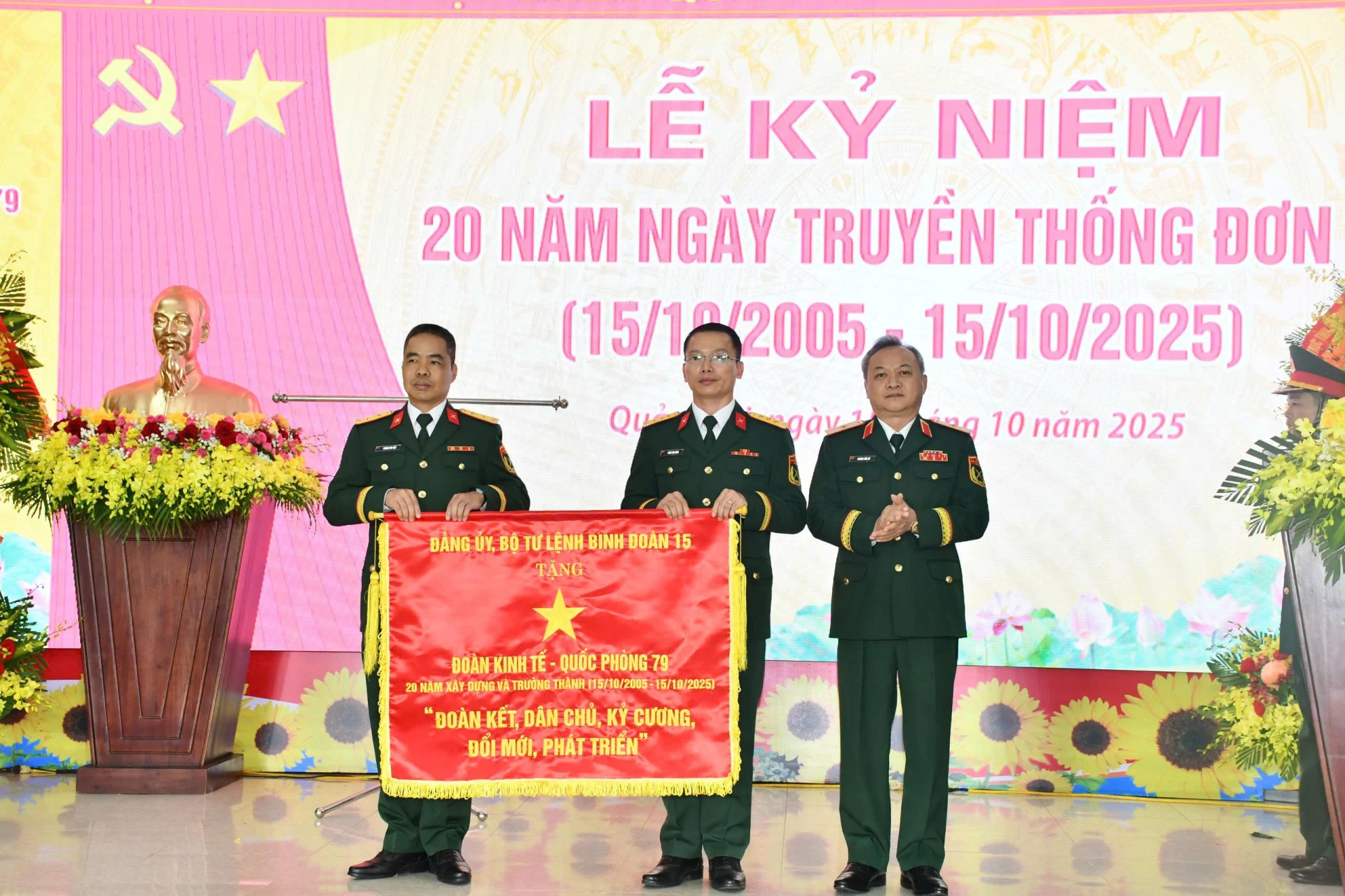 Thiếu tướng Hoàng Văn Sỹ trao tặng bức trướng của Đảng ủy, Bộ Tư lệnh Binh đoàn 15 cho Đoàn KTQP 79 - Ảnh: N.H