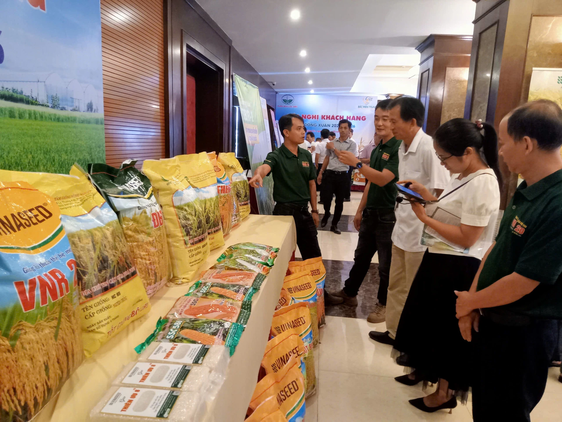 Các đại biểu được giới thiệu trực quan một số giống lúa triển vọng vụ đông-xuân. Ảnh: T. Hoa