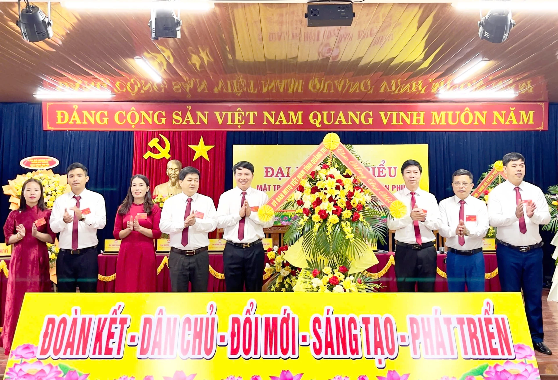Đại diện lãnh đạo Ủy ban MTTQVN tỉnh tặng hoa chúc mừng đại hội - Ảnh: X.V