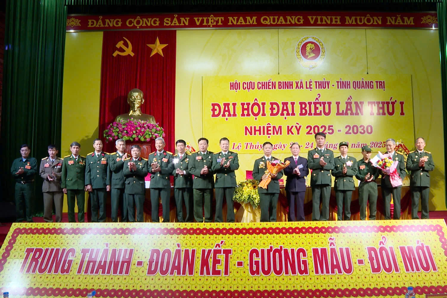 Các đại biểu tặng hoa chúc mừng Ban Chấp hành Hội CCB xã Lệ Thủy nhiệm kỳ 2025-2030 - Ảnh: N.H