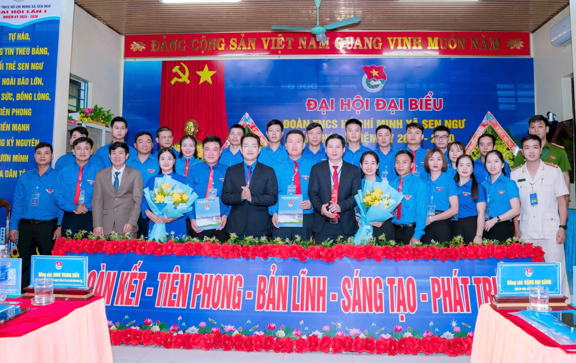 
Các đại biểu tặng hoa cho Ban Chấp hành Đoàn TNCS Hồ Chí Minh xã Sen Ngư, nhiệm kỳ 2025-2030 - Ảnh: N.H
