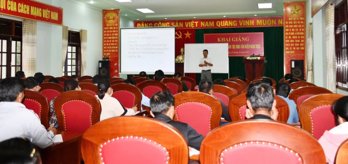 Đoàn Kinh tế - Quốc phòng 79 bồi dưỡng tiếng dân tộc Bru - Vân Kiều cho cán bộ, chiến sĩ