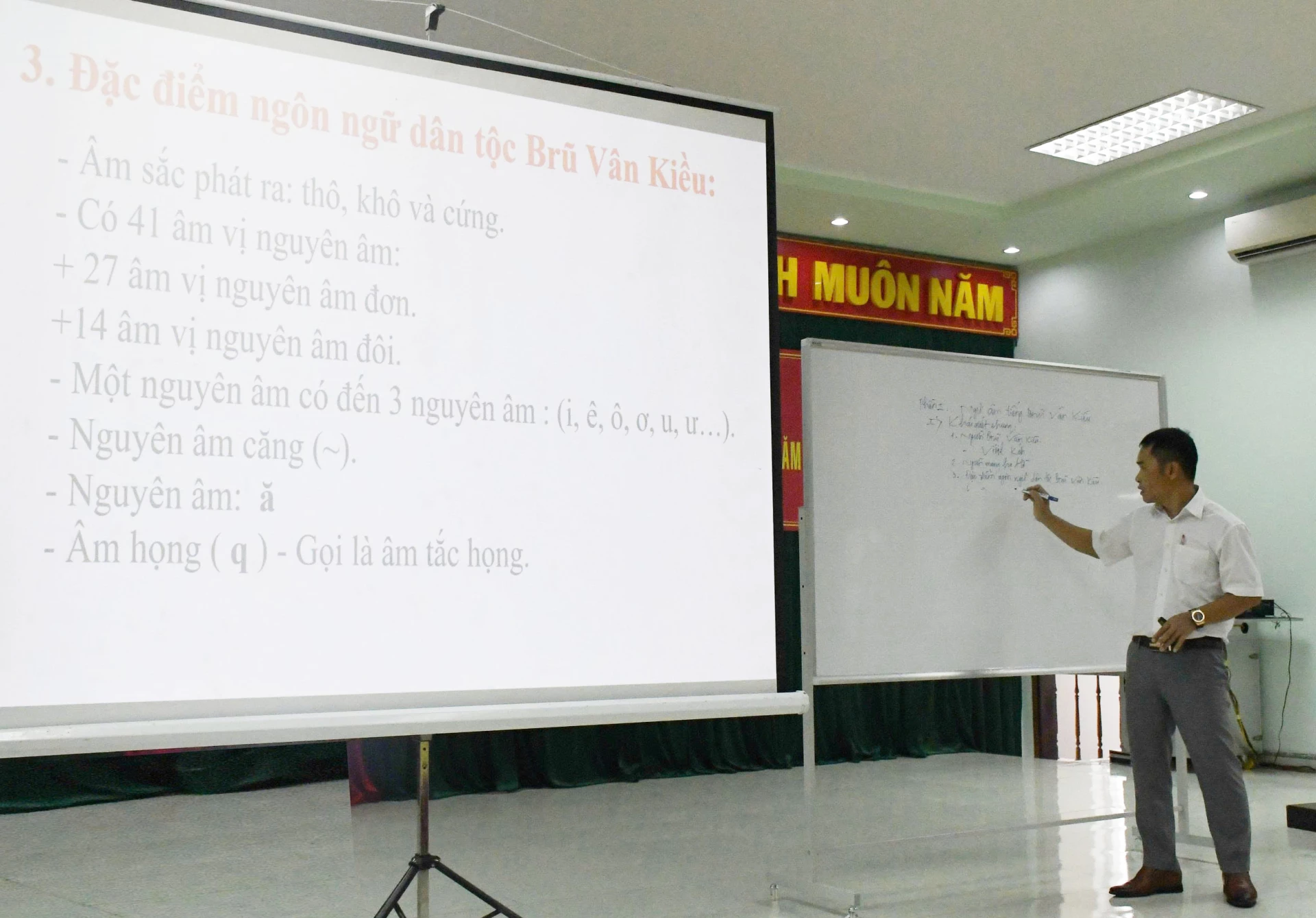 Giáo viên giảng dạy tại lớp bồi dưỡng- Ảnh: N.H