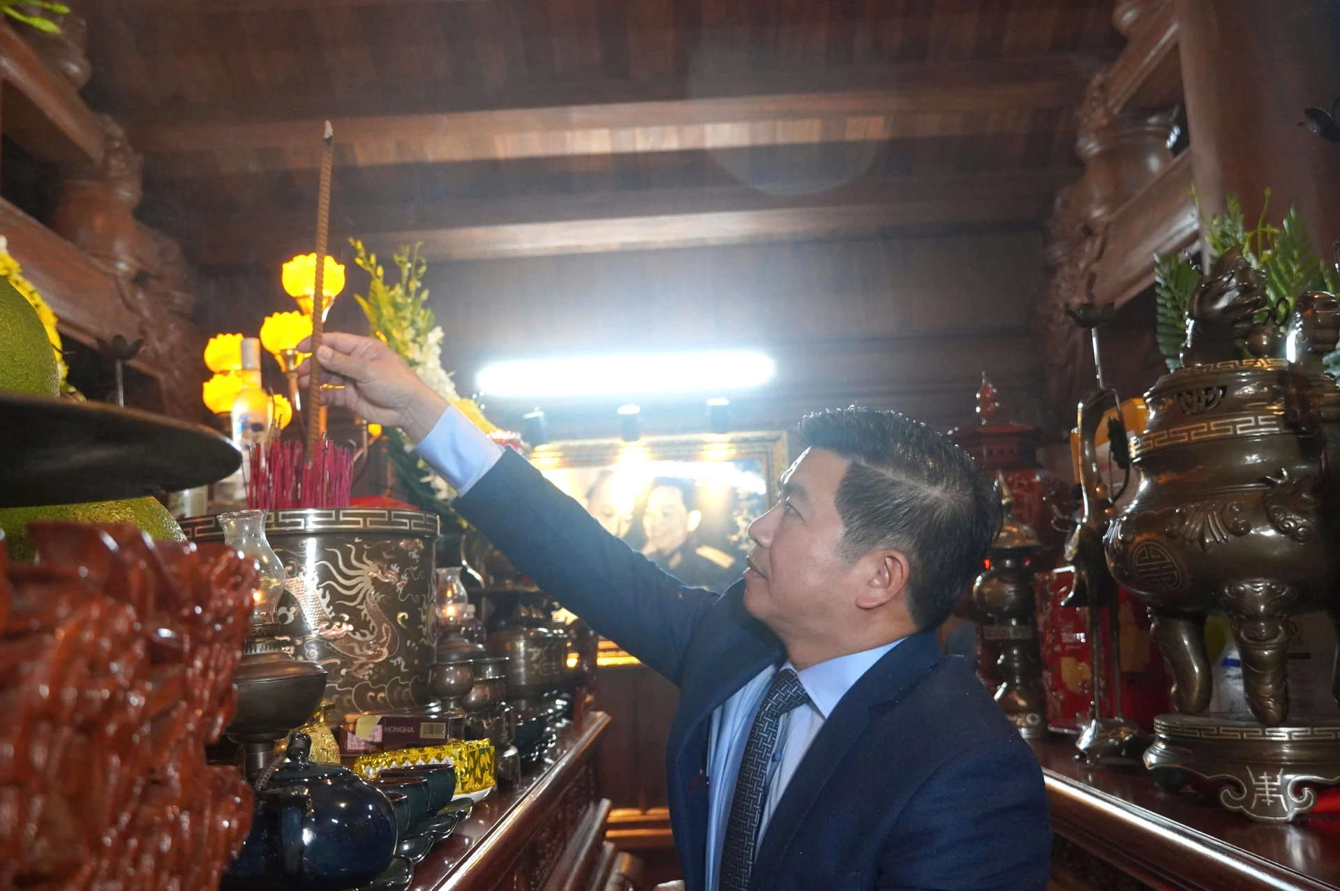 Đồng chí Trần Vũ Khiêm, Phó Bí thư Thường trực Tỉnh ủy, Trưởng Ban Tổ chức Tỉnh ủy dâng hương - Ảnh: Trung Đức