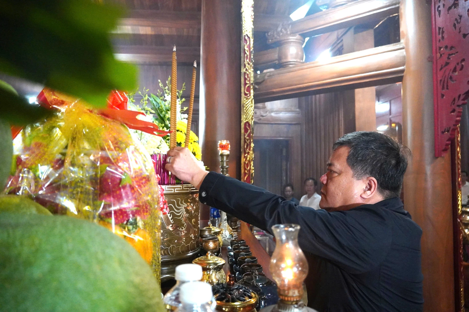 Đồng chí Trần Phong, Phó Bí thư Tỉnh ủy, Chủ tịch UBND tỉnh dâng hương - Ảnh: Trung Đức