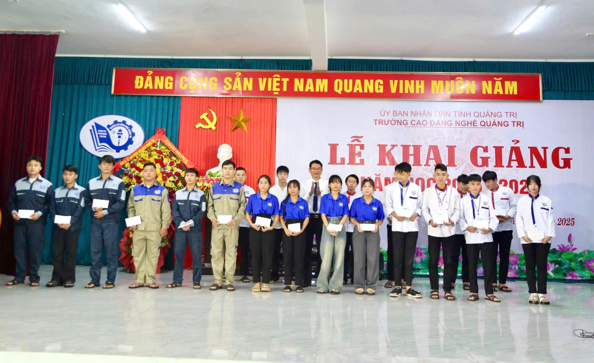 Lãnh đạo Trường Cao đẳng nghề Quảng Trị khen thưởng cho tân HSSV thủ khoa đầu vào các ngành nghề năm học 2025-2026 - Ảnh: M.Đ