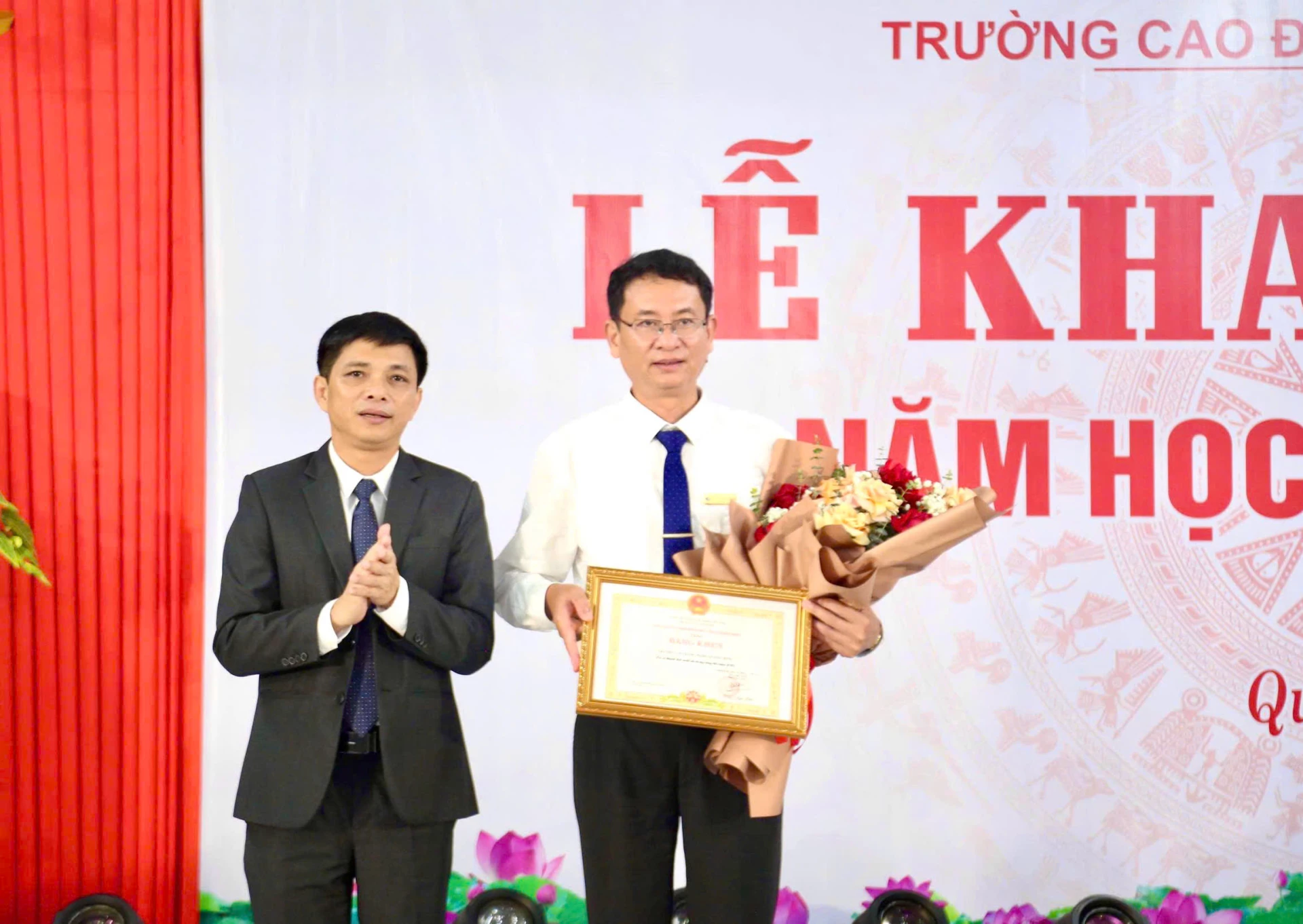 Trường Cao đẳng nghề Quảng Trị nhận bằng khen của Chủ tịch UBND tỉnh - Ảnh: M.Đ