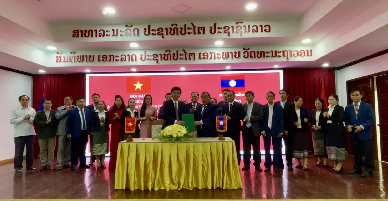 Ban Tuyên giáo và Dân vận Tỉnh uỷ Quảng Trị và Ban Tuyên huấn tỉnh Savannakhet ký kết biên bản ghi nhớ - Ảnh: HD