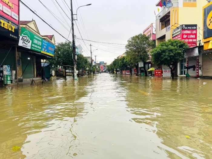 Mưa lớn  làm nhiều nhà dân và các tuyến đường giao thông ở xã Lệ Thủy bị ngập lụt