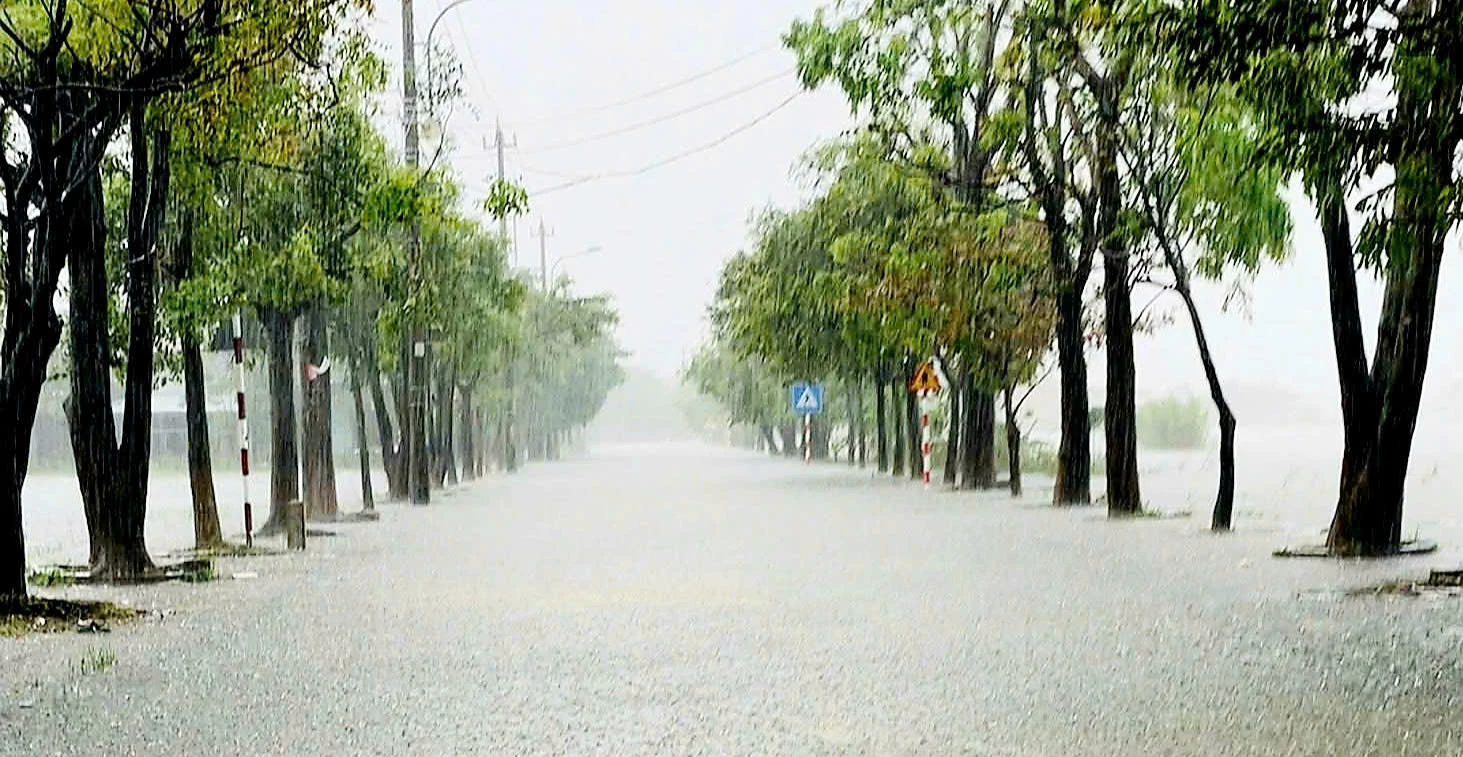 Các tuyến đường giao thông tại xã Lệ Thủy bị ngập lụt trong ngày 31/10/2025 - Ảnh: N.H