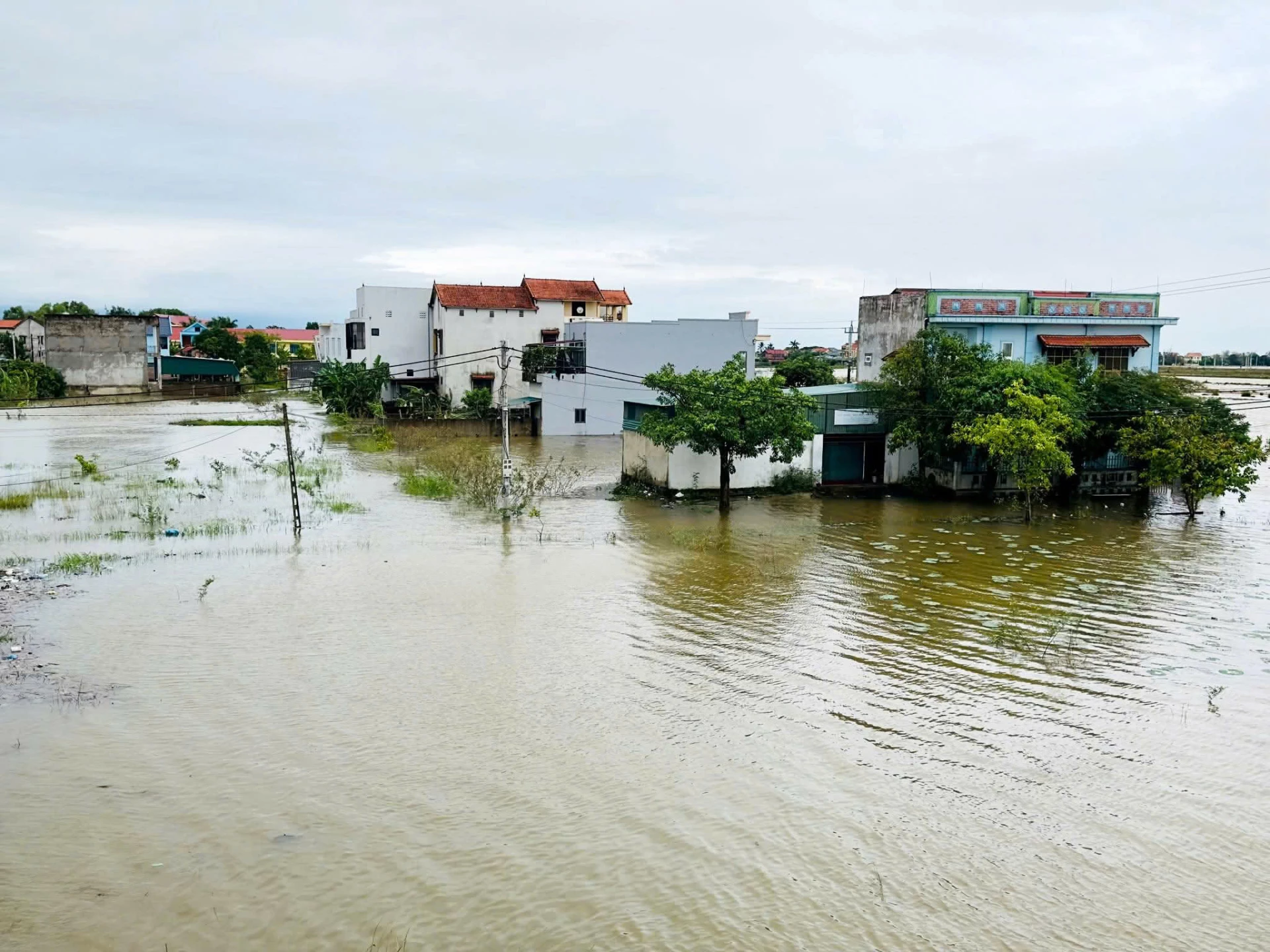 Nhiều nhà dân bị ngập lụt - Ảnh:N.H