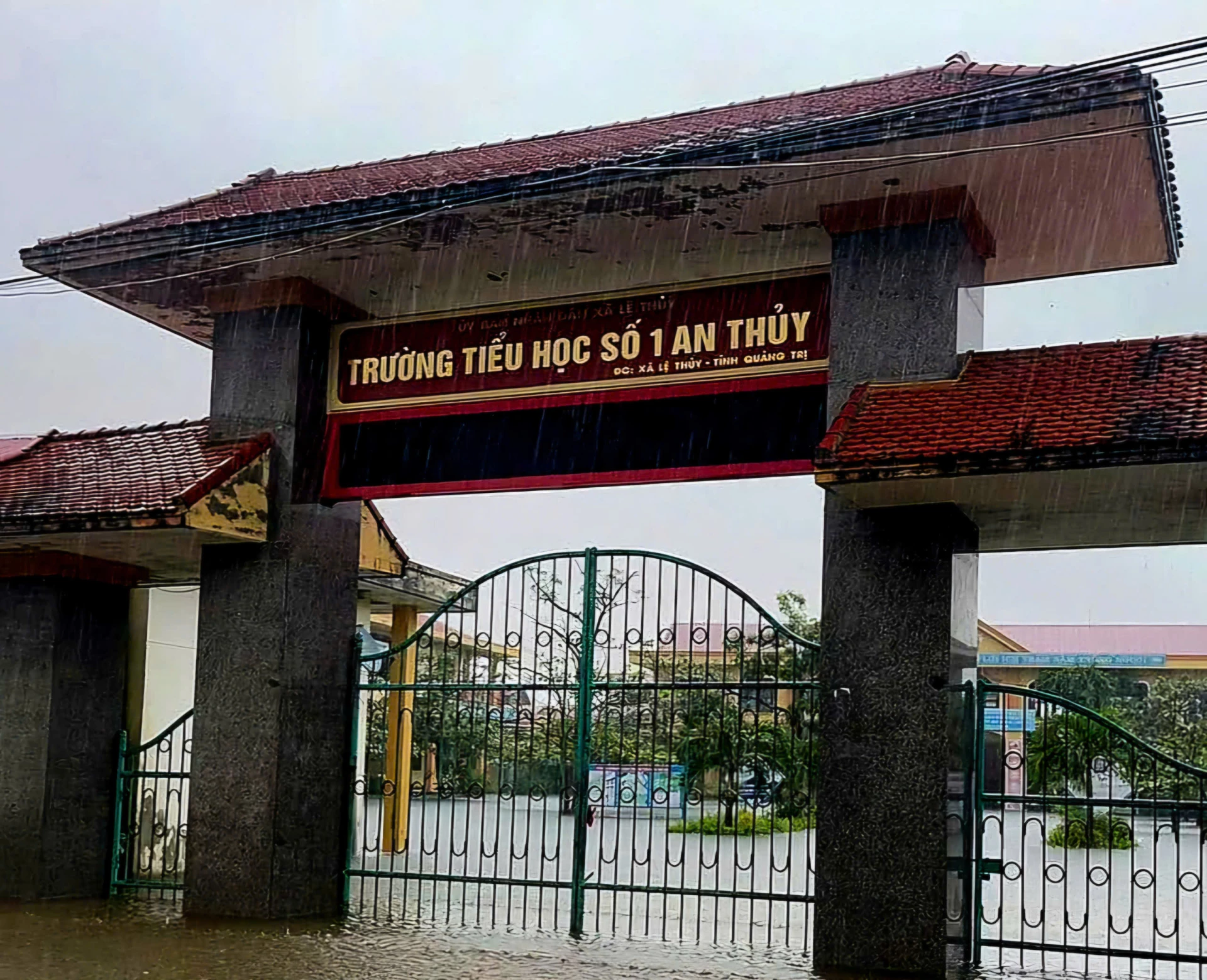 Nhiều trường học trên địa bàn ngập nước- Ảnh: N.H