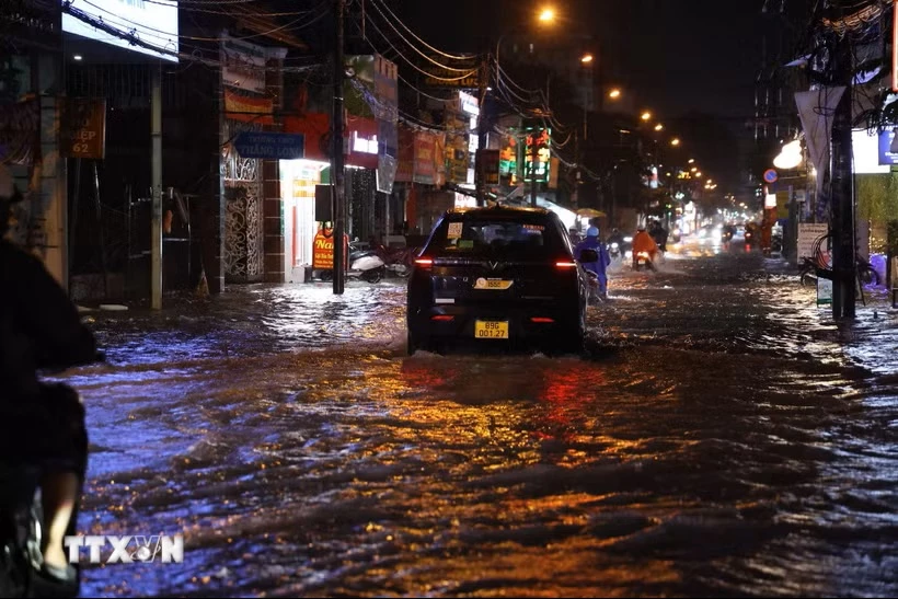 Các phương tiện lưu thông bị ngập nặng do mưa lớn. (Ảnh: Hồng Đạt/TTXVN)
