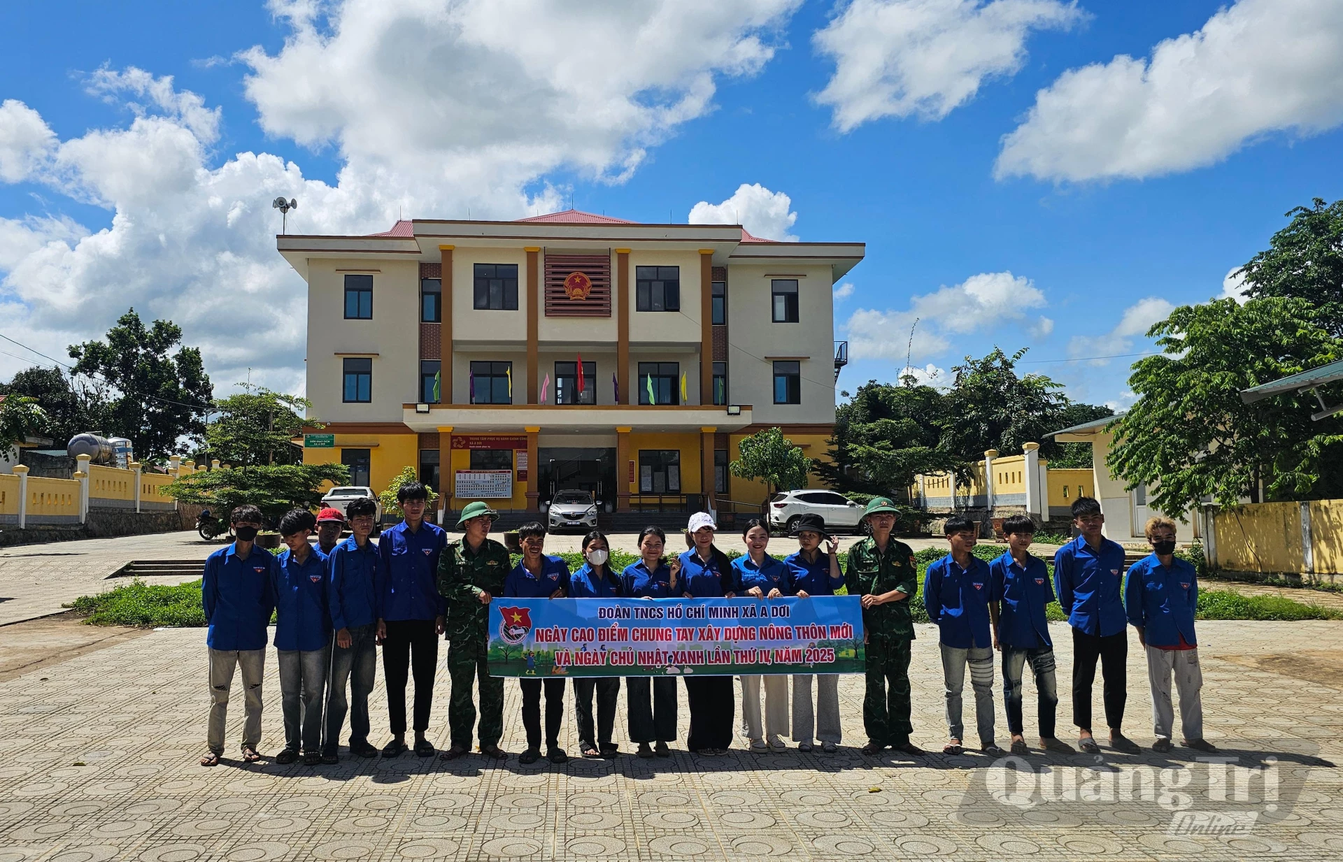 Tuổi trẻ xã A Dơi tình nguyện xây dựng nông thôn mới - Ảnh: N.T.H