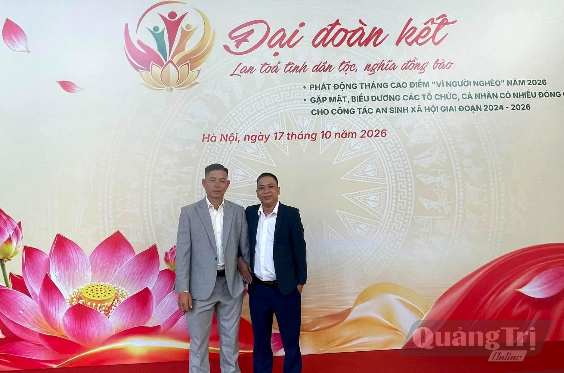 Anh Nguyễn Mậu Anh Tuấn và Lê Văn Đinh được tôn vinh tại chương trình - Ảnh: NVCC