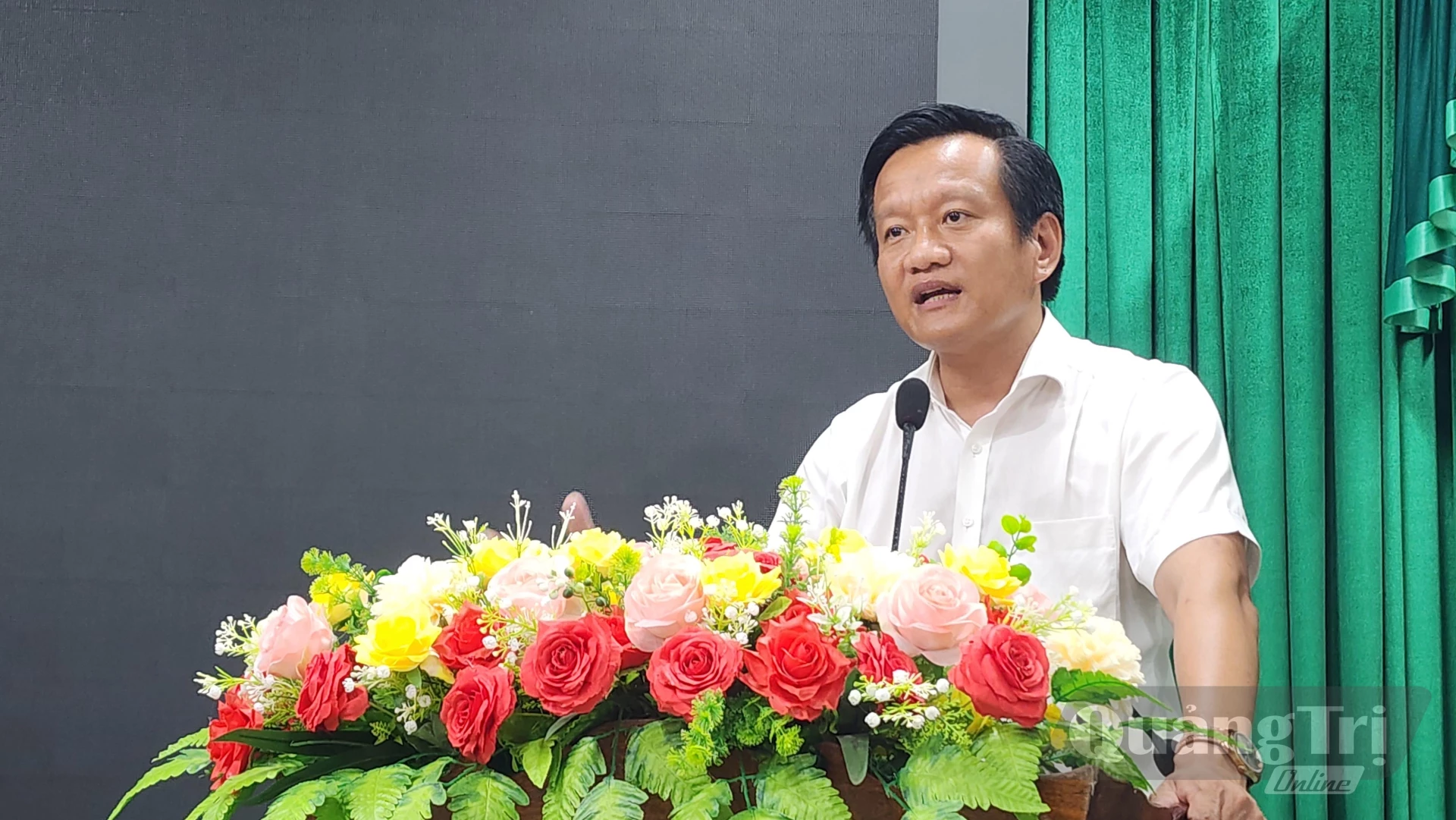 Đại diện lãnh đạo UBND xã Cửa Việt trao đổi, giải thích các nội dung mà người dân quan tâm - Ảnh: Tạ Hưng