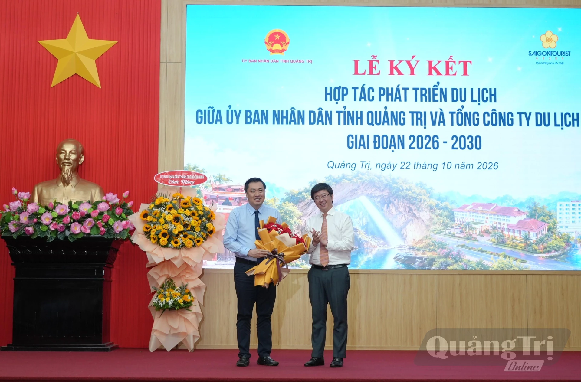Đồng chí Bùi Hoàng Phương, Chủ tịch UBND tỉnh tặng hoa cho lãnh đạo Saigontourist Group - Ảnh: T.Đ