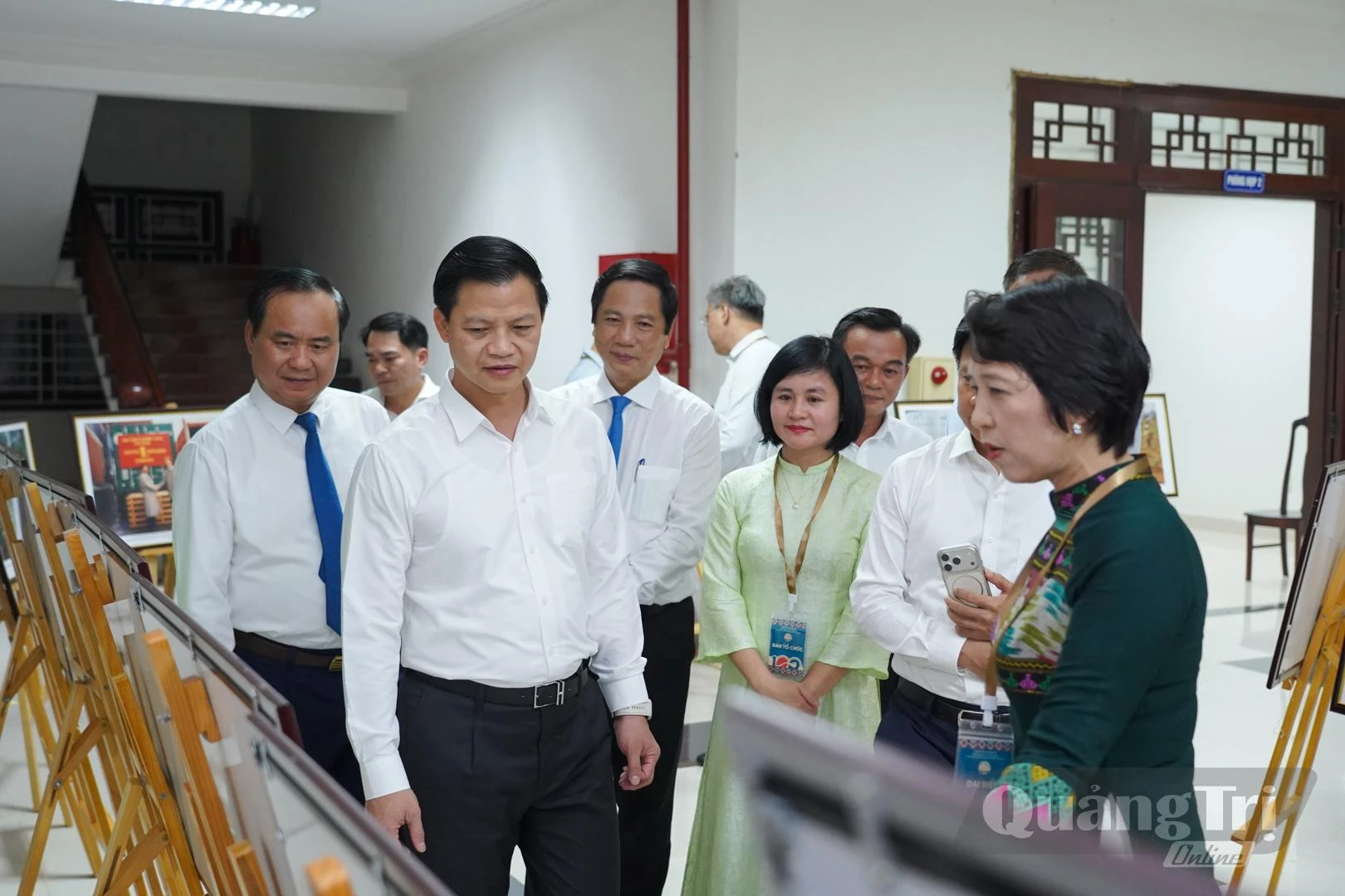 Các đồng chí lãnh đạo tỉnh và đại biểu tham quan các gian hàng trong khuôn khổ hoạt động lễ hội - Ảnh: LÊ TRƯỜNG