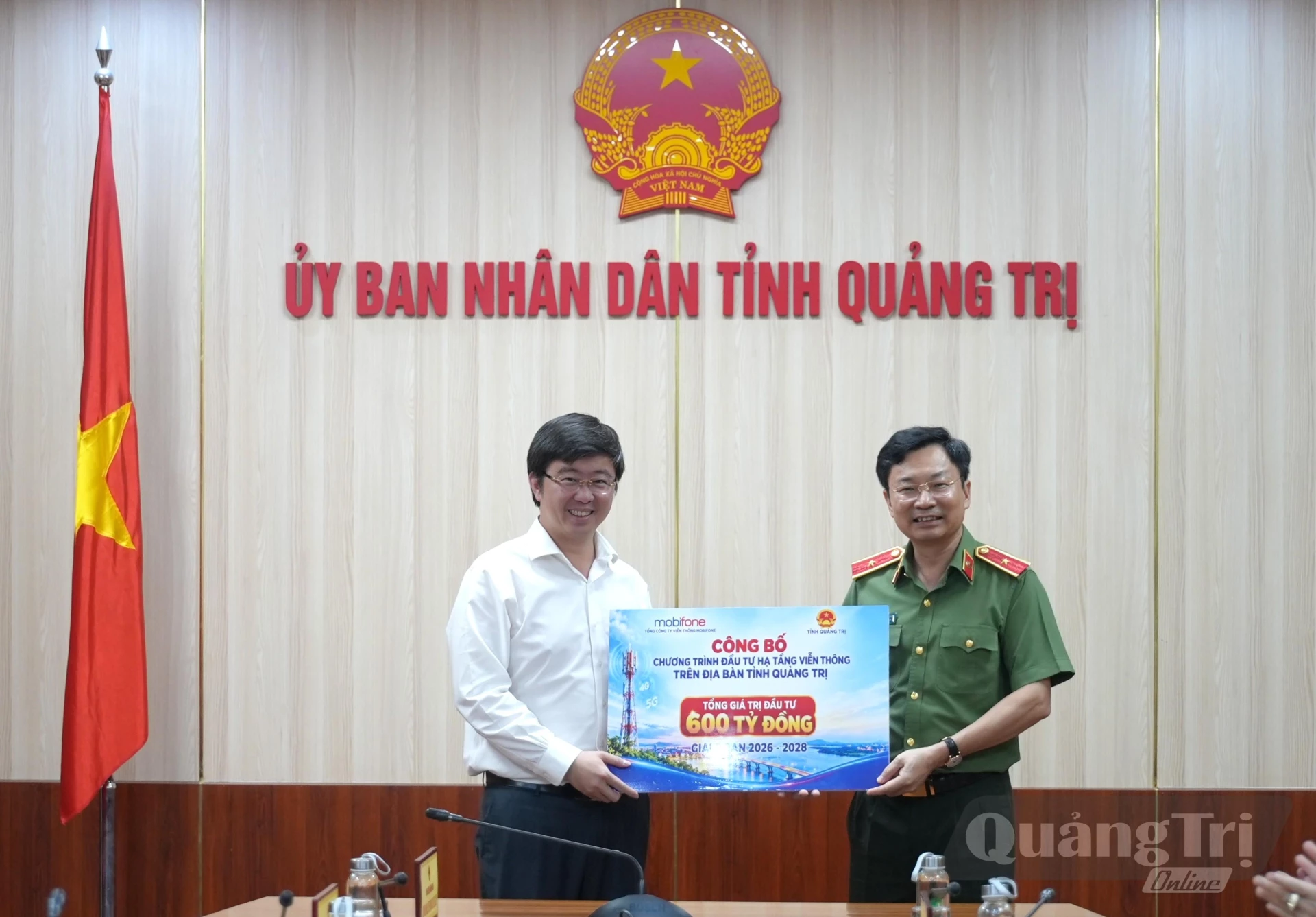 Thiếu tướng Trương Sơn Lâm, Chủ tịch Tổng công ty Viễn thông MobiFone trao biển tượng trưng công bố Chương trình đầu tư cho đồng chí Bùi Hoàng Phương, Chủ tịch UBND tỉnh - Ảnh: T.Đ