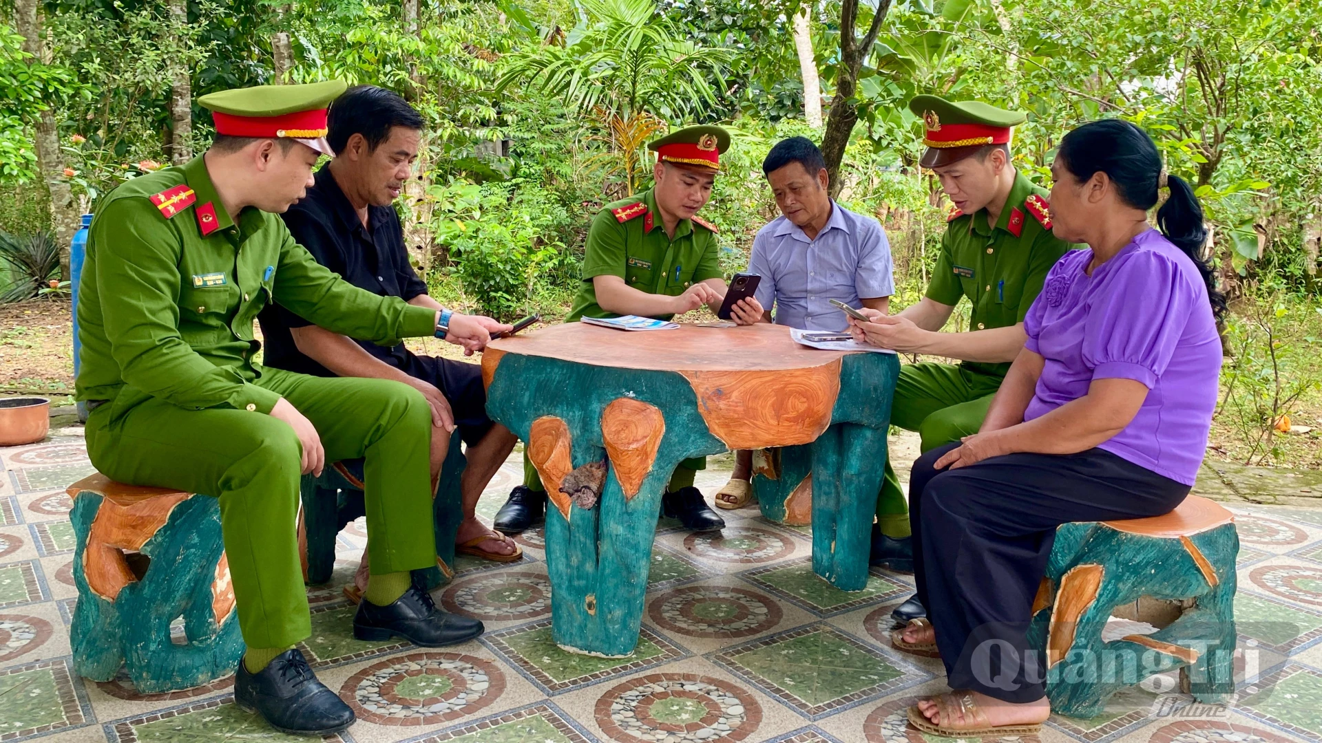 Công an xã Kim Điền hướng dẫn người dân cài đặt các ứng dụng trên điện thoại di động - Ảnh: H.N