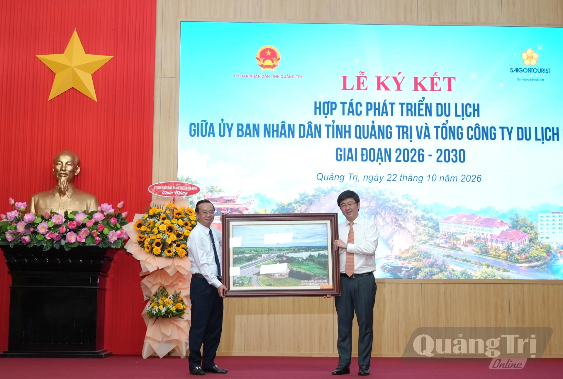 Đồng chí Bùi Hoàng Phương, Chủ tịch UBND tỉnh tặng quà lưu niệm cho lãnh đạo UBND thành phố Hồ Chí Minh - Ảnh: T.Đ