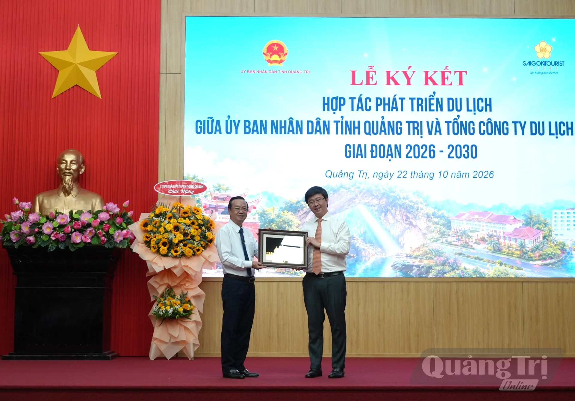 Lãnh đạo UBND thành phố Hồ Chí Minh tặng quà lưu niệm cho đồng chí Bùi Hoàng Phương, Chủ tịch UBND tỉnh - Ảnh: T.Đ