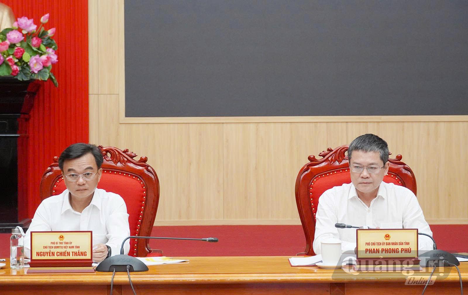 Đồng chí Nguyễn Chiến Thắng, Phó Bí thư Tỉnh ủy, Chủ tịch Ủy ban MTTQ Việt Nam tỉnh và đồng chí Phan Phong Phú, Phó Chủ tịch UBND tỉnh chủ trì buổi làm việc - Ảnh: NL