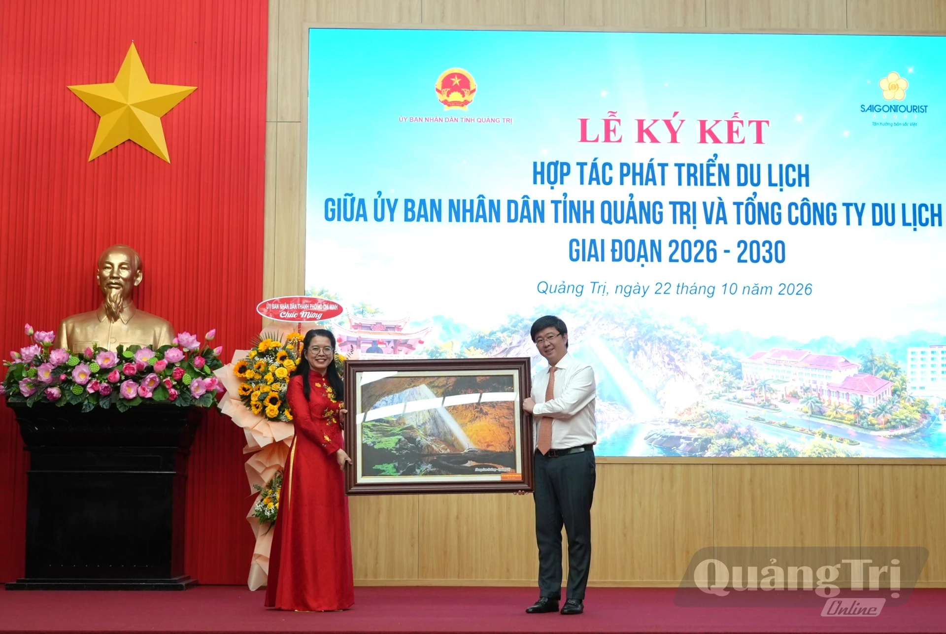 Đồng chí Bùi Hoàng Phương, Chủ tịch UBND tỉnh tặng quà lưu niệm cho lãnh đạo Saigontourist Group - Ảnh: T.Đ