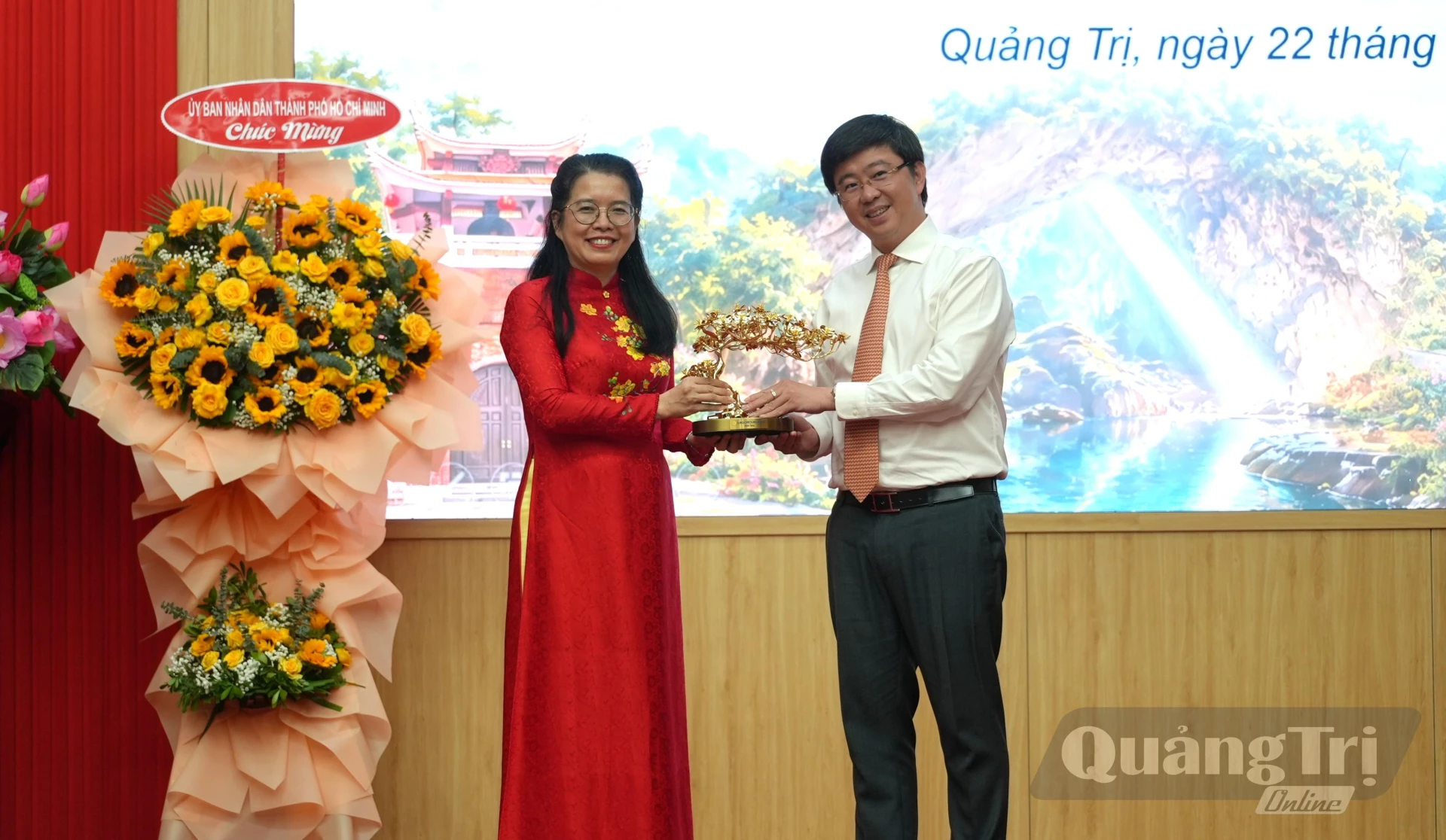 Lãnh đạo Saigontourist Group tặng quà lưu niệm cho đồng chí Bùi Hoàng Phương, Chủ tịch UBND tỉnh - Ảnh: T.Đ