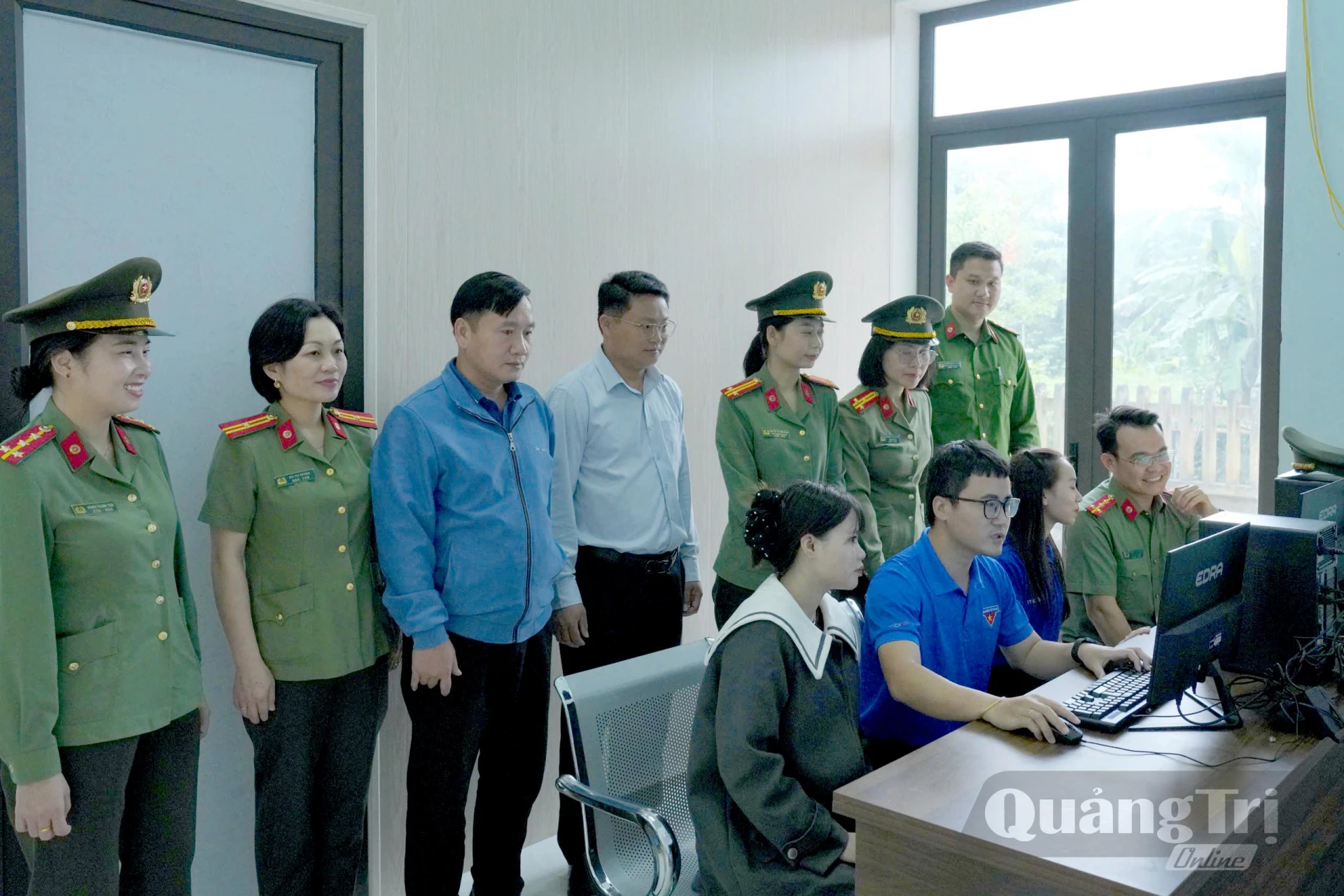 Ra mắt “Điểm truy cập internet cộng đồng-Bình dân học vụ số” tại xã Dân Hóa - Ảnh: N.Q.V