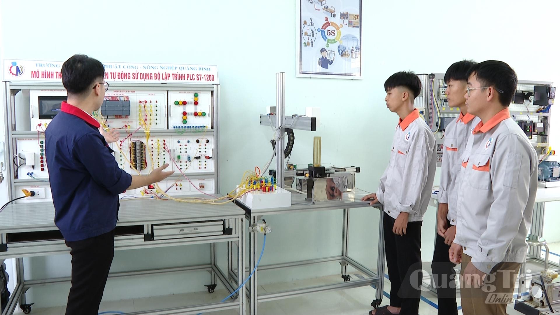 Sinh viên thực hành trên mô hình lập trình PLC S7-1200 tại Trường cao đẳng Kỹ thuật Công-Nông nghiệp Quảng Trị, tiếp cận công nghệ tự động hóa trong đào tạo nghề - Ảnh: K.H