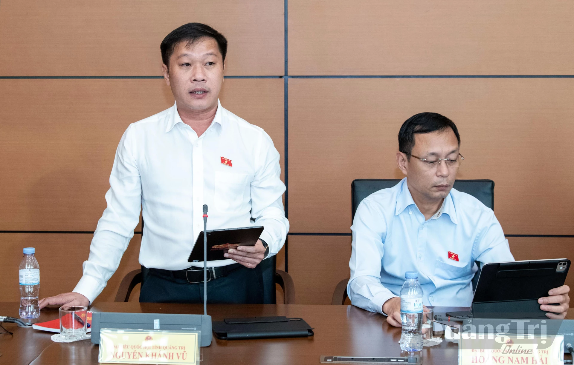 Đại biểu Nguyễn Khánh Vũ thảo luận về dự án Luật Phát triển doanh nghiệp nhỏ và vừa - Ảnh: CTV
