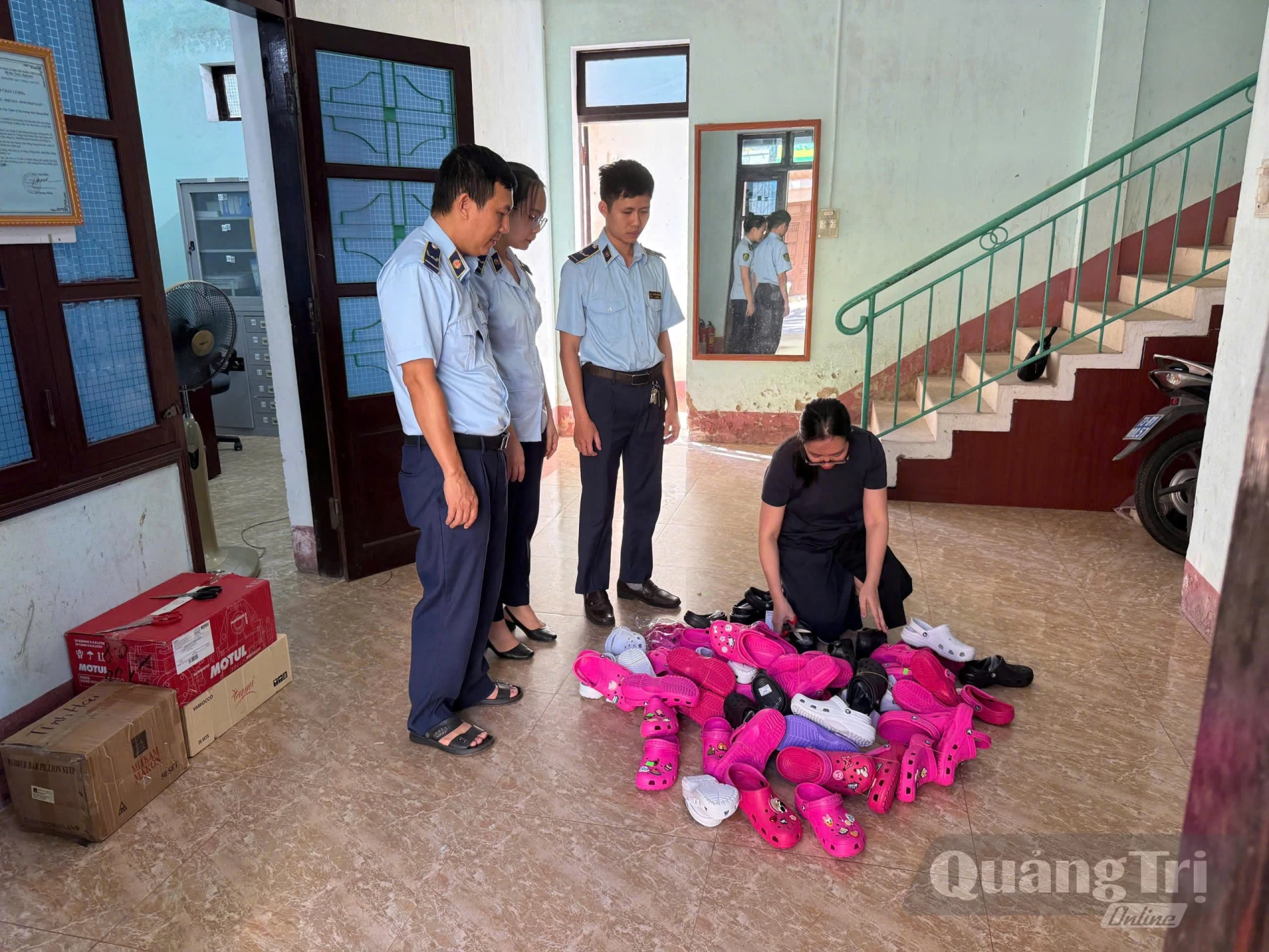  Lực lượng Quản lý thị trường giám sát việc tiêu hủy hàng hóa vi phạm quyền sở hữu trí tuệ-Ảnh: H.C