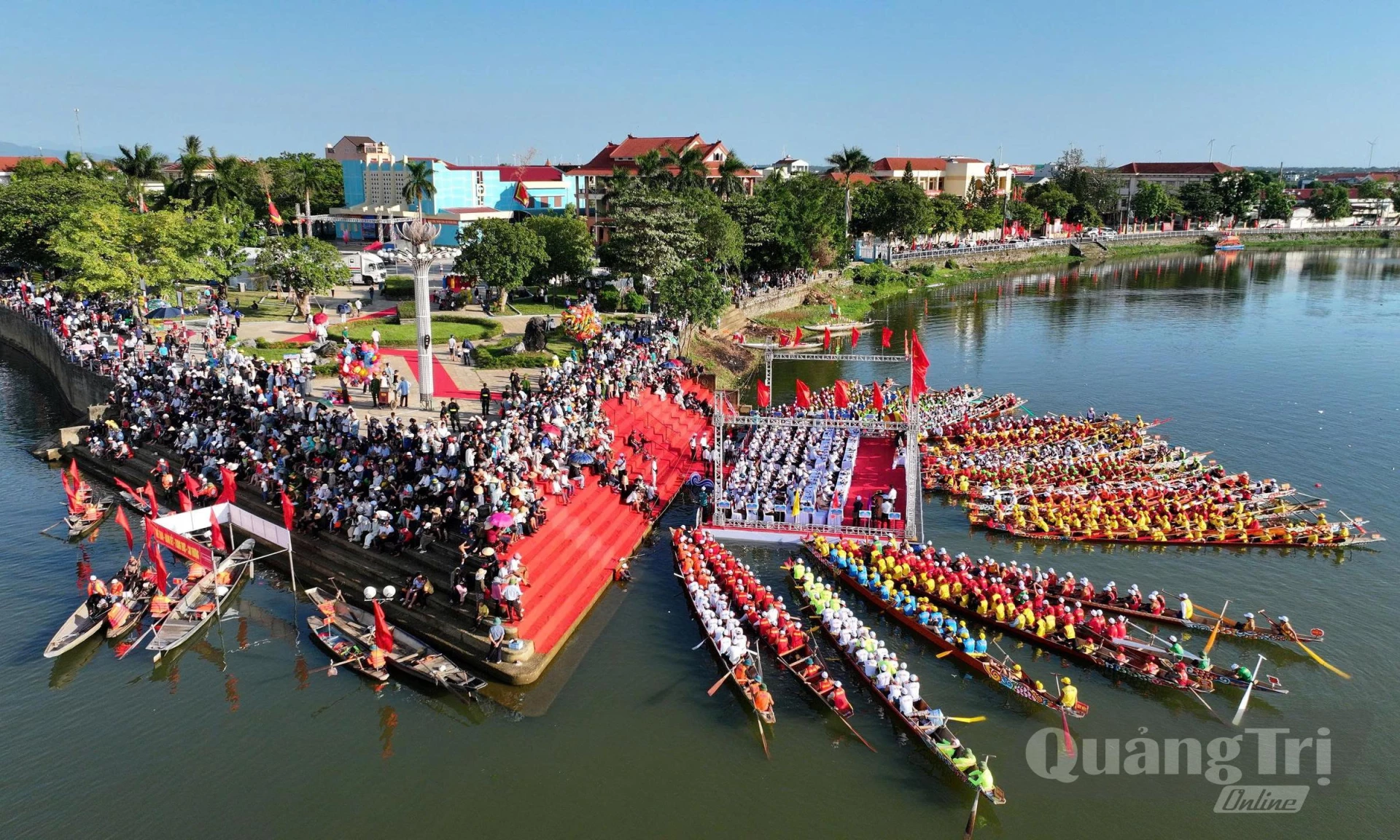 Lễ hội đua, bơi thuyền truyền thống trên sông Kiến Giang thu hút đông đảo du khách đến tham quan, trải nghiệm nét đẹp văn hóa địa phương - Ảnh: H.C
