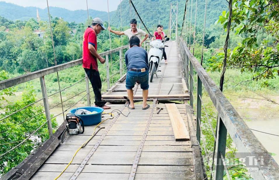 Người dân thôn Kim Lũ tu sửa lại cầu treo Kim Tiến - Ảnh: X.V