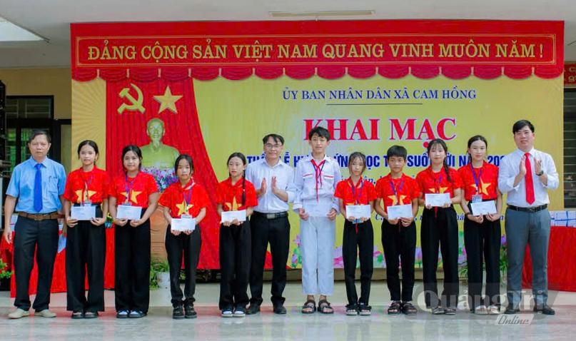 Hội Khuyến học xã vận động linh hoạt các nguồn lực xã hội hóa chung tay đóng góp xây dựng Quỹ khuyến học để chăm lo cho học sinh nghèo vượt khó - Ảnh: T.L