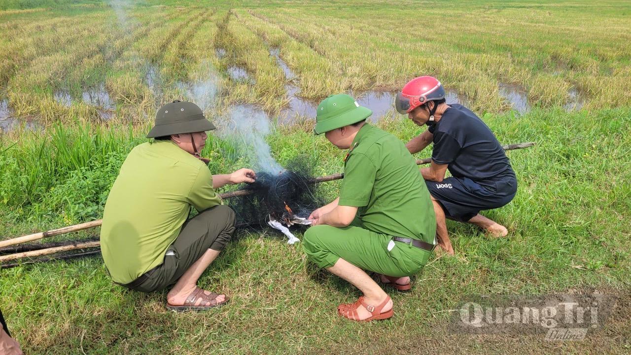 Lực lượng chức năng tiêu hủy các dụng cụ săn bắt chim hoang dã trái pháp luật - Ảnh: M.H
