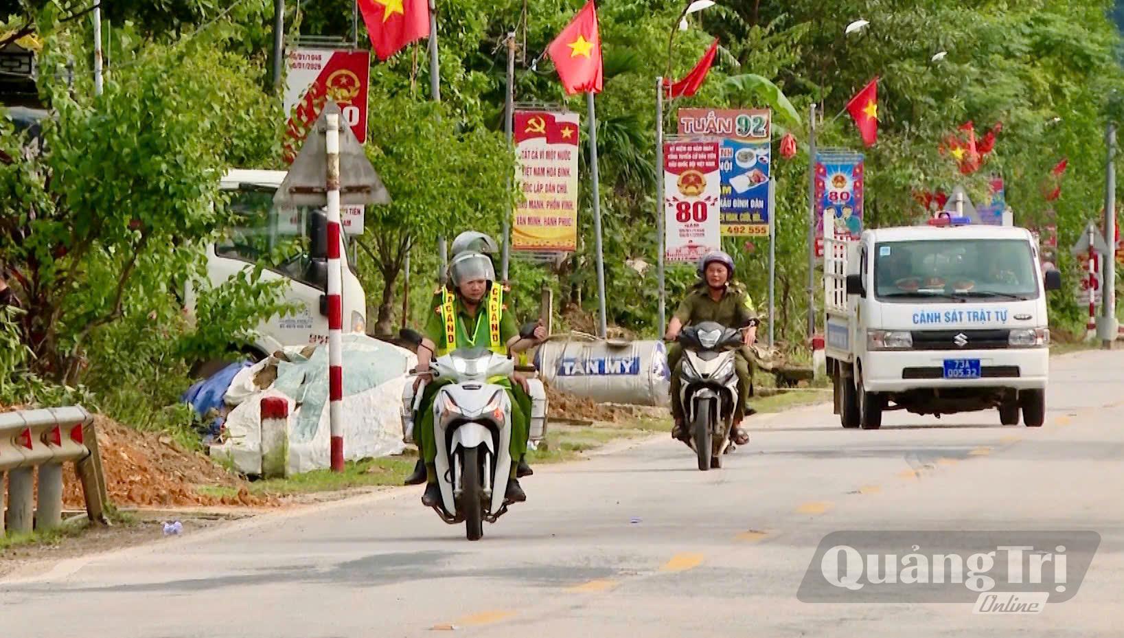 Công an xã Kim Điền tuần tra, kiểm soát trên các trục đường chính của xã - Ảnh: H.N
