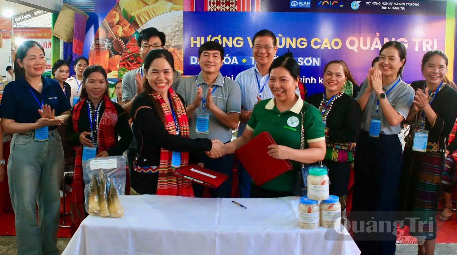 Tổ hợp tác nông sản tại bản Xuân Tiến, xã Trường Sơn ký kết thỏa thuận hợp tác tiêu thụ sản phẩm - Ảnh: M.H